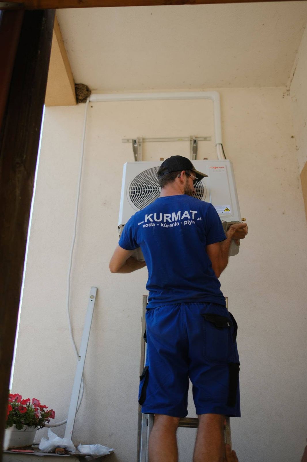 Technik pri montáži klimatizácie na rebríku